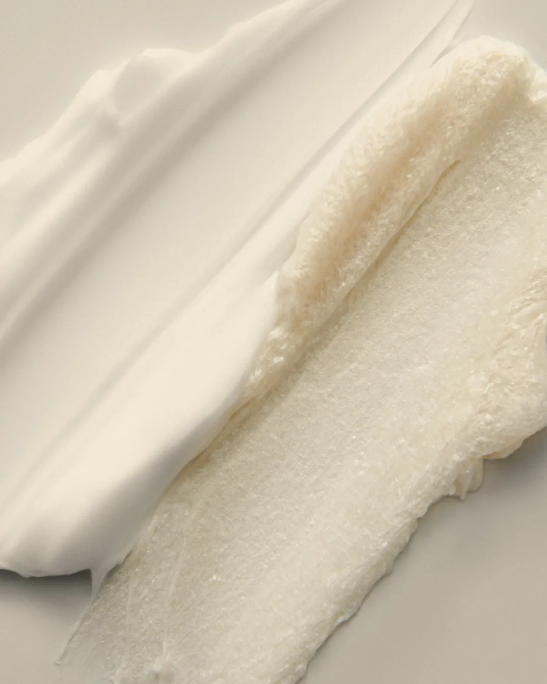 Textures de crème et de gommage pour préparer et apaiser la peau