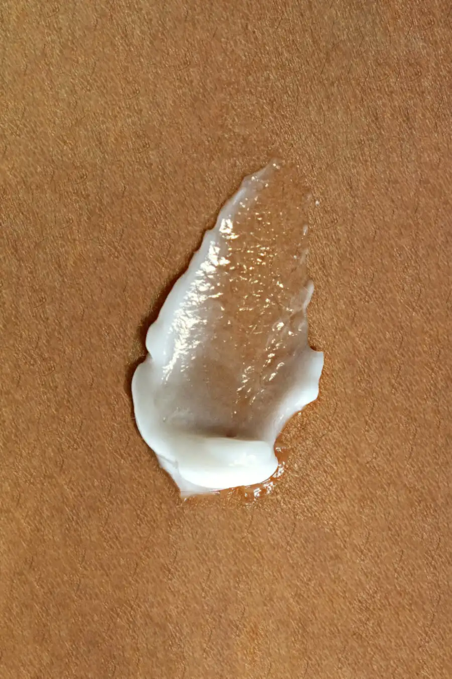 Noisette de crème de soin déposée sur la peau